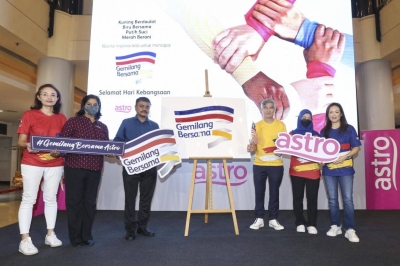 (Dari kiri) Pengarah, Penjenamaan, Komunikasi dan Sustainability Astro, Tammy Toh; Ketua Bahagian Perolehan Darah dan Pakar Perubatan Transfusi, Pusat Darah Negara, Dr Thane Moze Darumalinggam; Ketua Pegawai Eksekutif MAB George Thomas; Ketua Pegawai Eksekutif Kumpulan Astro, Henry Tan; Nurin Amalin Ishak serta Pengarah Kandungan Astro, Agnes Rozario.