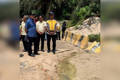 Menteri Kanan Kerja Raya, Datuk Seri Fadillah Yusof (kiri) meninjau lokasi laluan Jalan Persekutuan F10, Seksyen 61 yang mengalami masalah jalan berpasir sewaktu hujan lebat. - Foto FB KKR