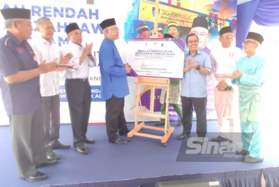 Noh (empat dari kiri) menandatangani plak pada Majlis Perasmian Sekolah Rendah Islam Az Zahrawi Puncak Alam di pekarangan sekolah itu pada Jumaat.