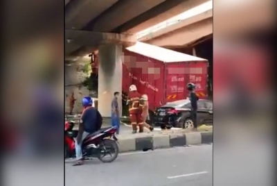 Keadaan treler yang jatuh dari jejambat ke jalan di bawahnya, menyebabkan laluan dari arah pekan Ipoh menghala ke Tasek, terhalang tengah hari tadi.