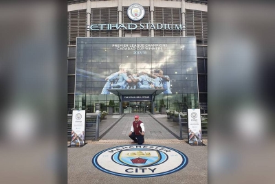 Norizam bergambar di hadapan Stadium Manchester City. Stadium ini disewakan oleh Manchester City Council kepada Manchester City. Foto FB Zamsaham