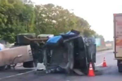 Tangkap layar video yang dikongsi pengguna mengenai nahas di Kilometer 198.8 Lebuhraya Utara Selatan arah Utara dari Taiping menuju Bukit Merah pada Jumaat.