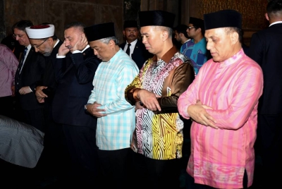 Yang di-Pertuan Agong Al-Sultan Abdullah Ri'ayatuddin Al-Mustafa Billah Shah berkenan berangkat menunaikan solat jumaat di Masjid Hagia Sophia, Istanbul. - Foto Bernama