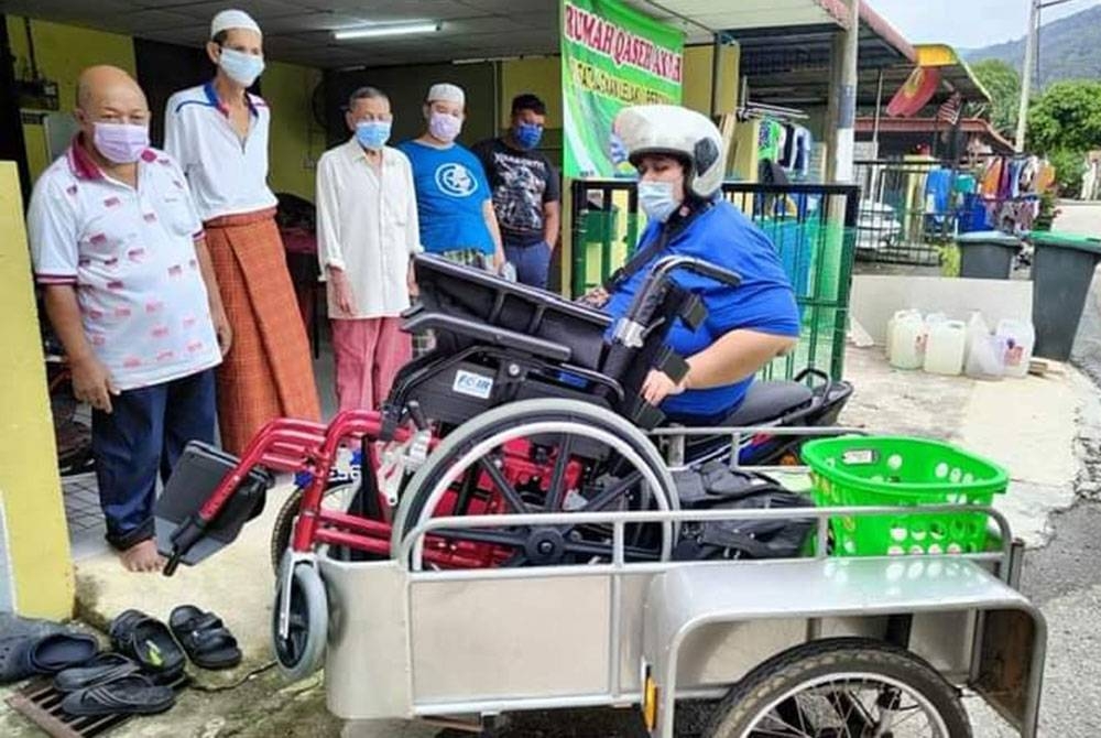 Anas menggunakan motosikal roda tiga untuk ke tempat kerja.