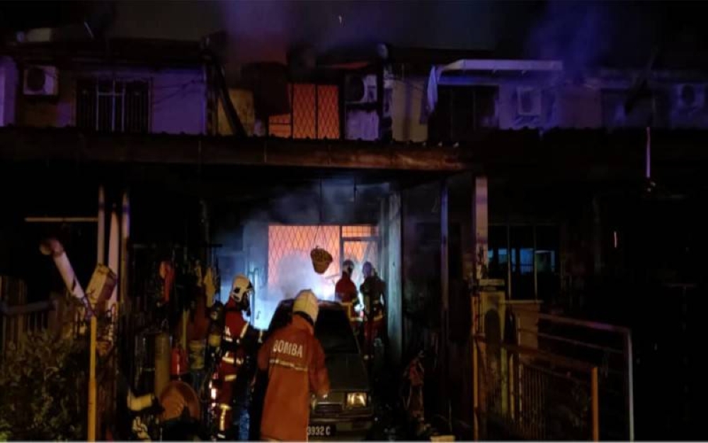 Pasukan bomba memadamkan kebakaran membabitkan sebuah rumah di Taman Rajawali dan tiga individu ditemui rentung dalam kejadian itu.
