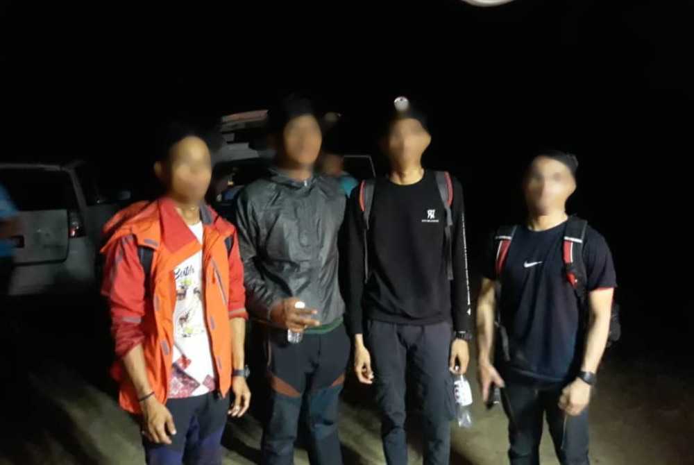 Empat pendaki ditemui selamat selepas lima jam tersesat ketika melakukan aktiviti pendakian di Gunung Pulai, pada Jumaat. - Foto ihsan bomba