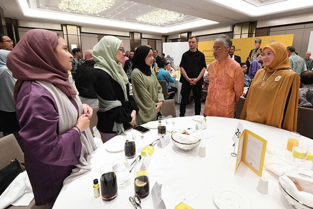 Al-Sultan Abdullah dan Tunku Azizah Aminah (kanan) berkenan beramah mesra bersama rakyat Malaysia semasa berangkat ke Majlis Santapan Makan Malam bersama rakyat Malaysia di Istanbul. - Foto Bernama
