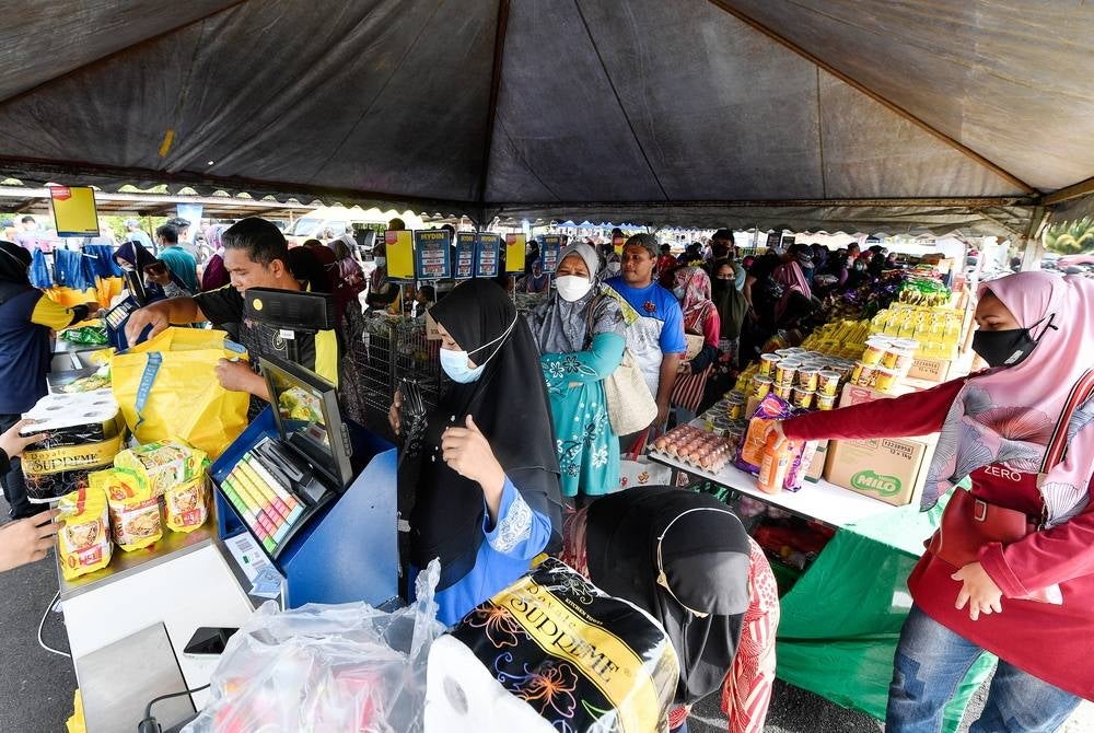 Pelbagai barangan keperluan dijual lebih murah pada Jualan Keluarga Malaysia. - Foto Bernama