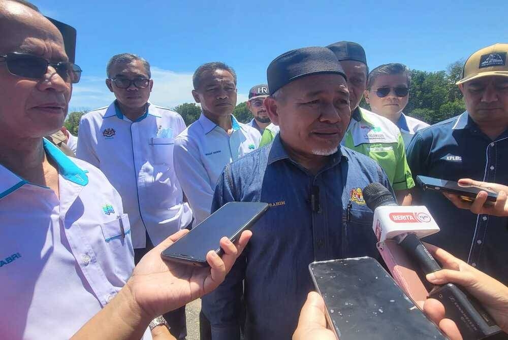 Tuan Ibrahim ketika ditemui pemberita semasa lawatan kerjanya ke Kampung Pengalat, Papar, pada Sabtu.