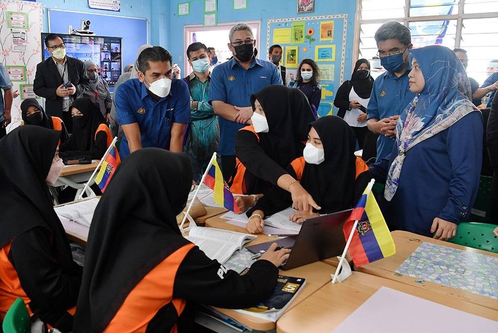 Mohd Radzi beramah mesra bersama pelajar ketika melawat kelas hibrid pada Majlis Transformasi Pendidikan : Pemerkasaan ICT di SMK Putrajaya Presint 18(1) pada Sabtu. - Foto Bernama