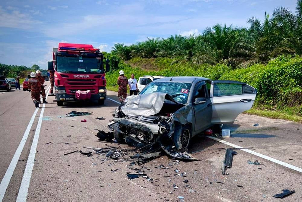 Kereta mangsa remuk terus selepas terlibat dalam kemalangan berhampiran Felcra Dusun Panti dekat sini, pada Sabtu.