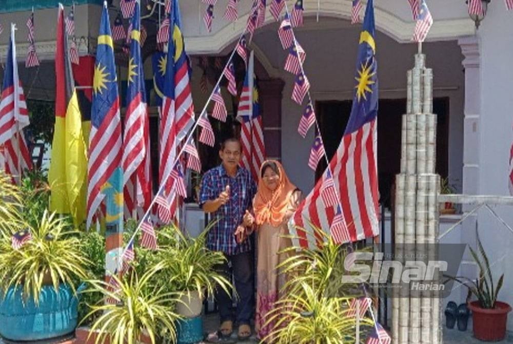Mohd Jumaro bersama isterinya, Azizah Yakimin, 66.
