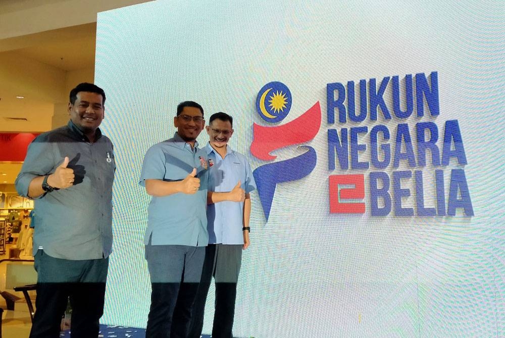 Ahmad Faizal (tengah) menyempurnakan Majlis Pelancaran Rukun Negara@Belia di sebuah kompleks beli-belah di Ipoh pada Sabtu.