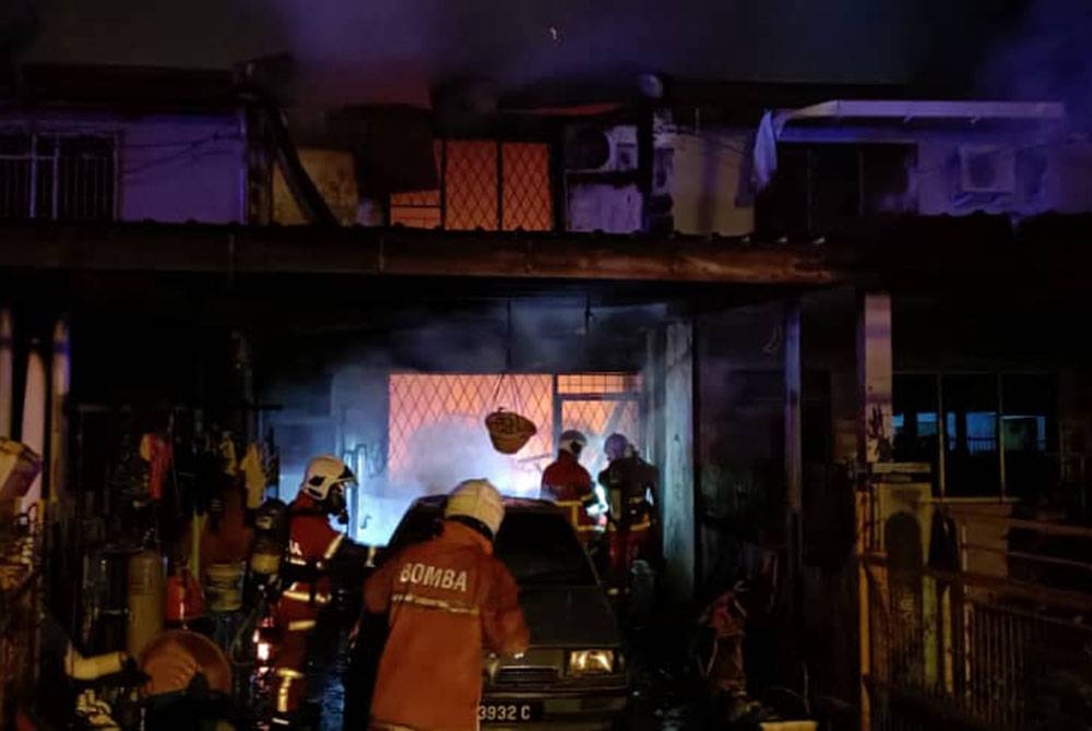 Pasukan bomba memadamkan kebakaran membabitkan sebuah rumah di Taman Rajawali dan tiga individu ditemui rentung dalam kejadian itu.