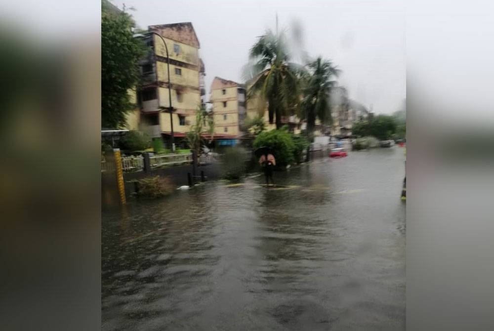 Beberapa kawasan sekitar Sri Muda, Shah Alam mula dinaiki air sejak petang Sabtu.