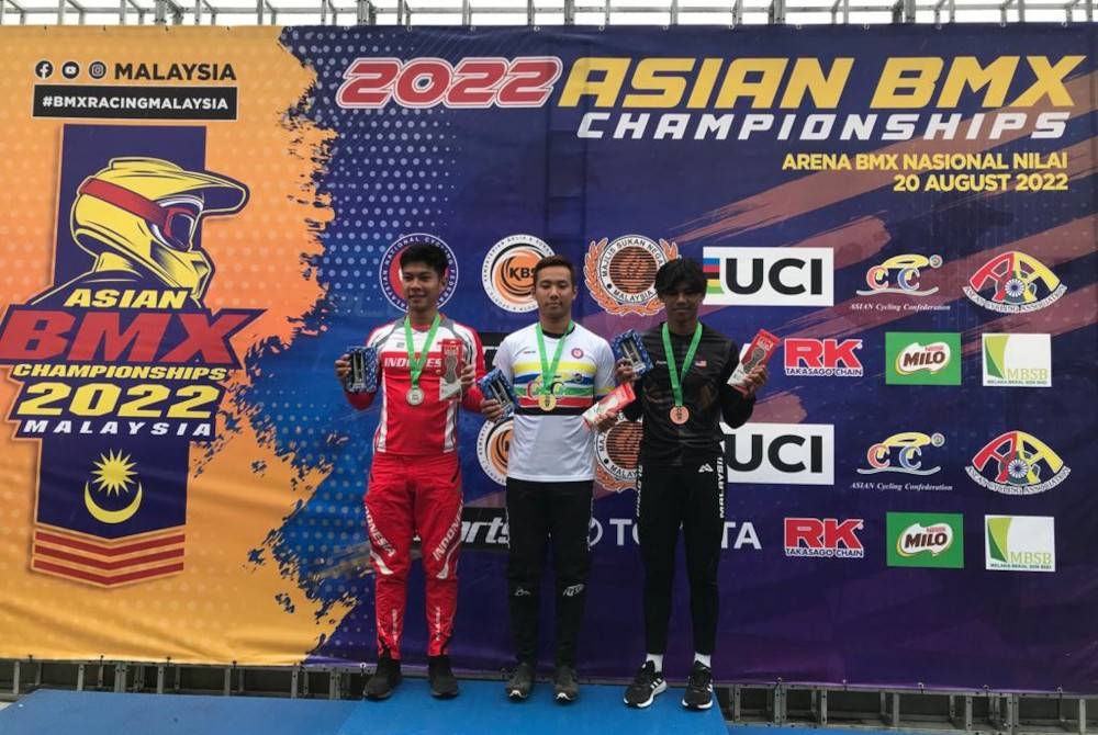 Amer Akbar (kanan) meraih pingat gangsa saingan B-23 lelaki ACC BMX 2022 di Arena BMX Nasional, Nilai. 