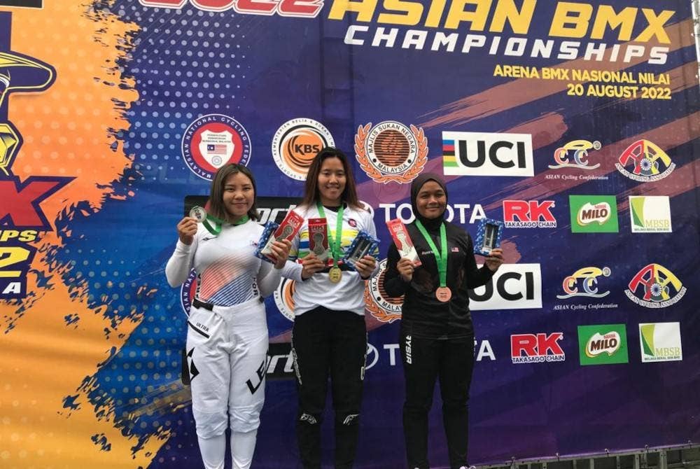 Eddyna Nasuhar (kanan) tidak pulang tangan kosong apabila membawa pulang gangsa B-23 wanita ACC BMX 2022 di Arena BMX Nasional, Nilai. 