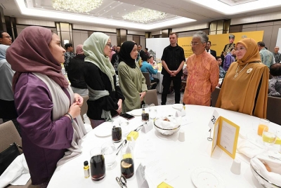 Al-Sultan Abdullah dan Tunku Azizah Aminah (kanan) berkenan beramah mesra bersama rakyat Malaysia semasa berangkat ke Majlis Santapan Makan Malam bersama rakyat Malaysia di Istanbul. - Foto Bernama