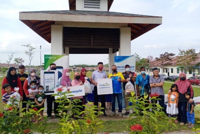 Ken Hwa (lapan dari kanan) pada Majlis Gimik Pelancaran Program KITARecycle di Taman Bayu Indera, Lukut pada Sabtu.