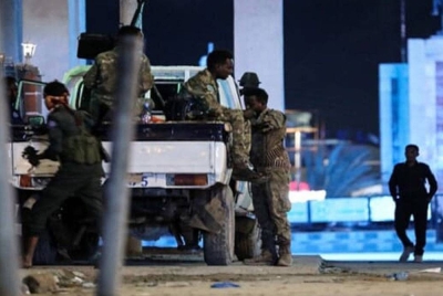 Pasukan keselamatan melakukan rondaan berhampiran Hotel Hayat selepas serangan oleh kumpulan al-Shabaab di Mogadishu pada Jumaat. - Foto AFP