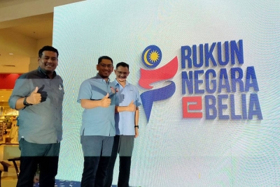 Ahmad Faizal (tengah) menyempurnakan Majlis Pelancaran Rukun Negara@Belia di sebuah kompleks beli-belah di Ipoh pada Sabtu.