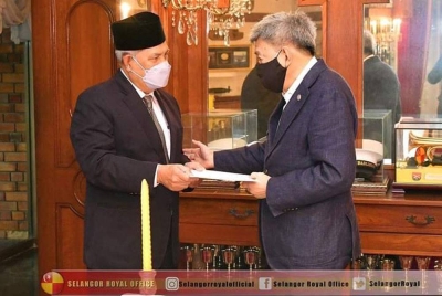 Sultan Sharafuddin (kanan) berkenan menyampaikan watikah pelantikan kepada Alimuddin sebagai Pengerusi Jawatankuasa Pendidikan Islam Kebangsaan di Istana Bukit Kayangan, Shah Alam.