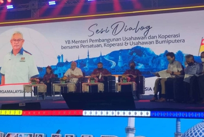 Noh (dua dari kiri) pada Sesi Dialog Menteri Pembangunan Usahawan dan Koperasi bersama persatuan, koperasi dan usahawan Bumiputera di tapak karnival Stadium Shah Alam pada Sabtu.