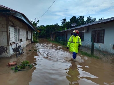 Anggota APM melakukan pemantauan di lokasi dilanda banjir kilat di Kulai.