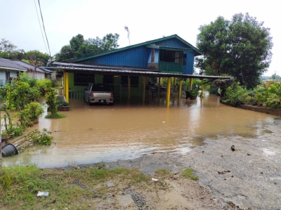 Keadaan rumah penduduk di Kampung Maju Jaya yang terjejas akibat banjir kilat.