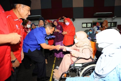 Isham beramah mesra dengan hadirin pada Majlis Ceramah Khas Menyantuni Pimpinan Masyarakat Parlimen Johor Bahru di Dewan Jubli Perak Bandar Baru Uda, Johor Bahru pada Sabtu.