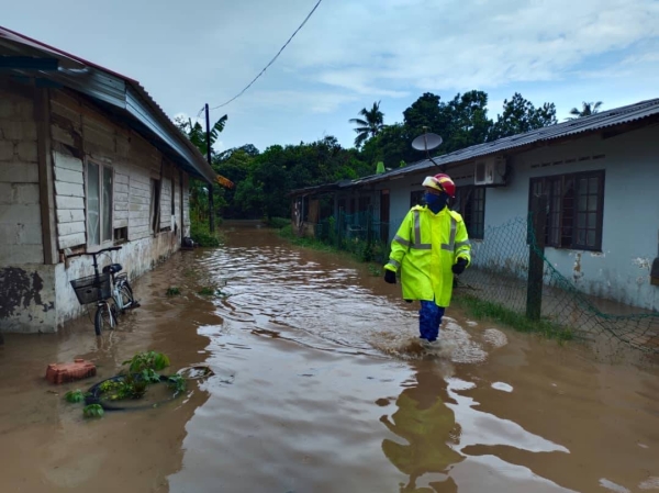 Anggota APM melakukan pemantauan di lokasi dilanda banjir kilat di Kulai.