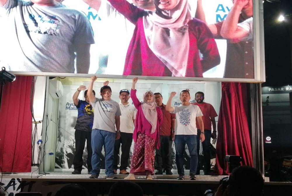 Dari kiri: Rafizi, Nurul Izzah dan Nik Nazmi melancarkan Trak Ayuh Malaysia pada Sabtu.