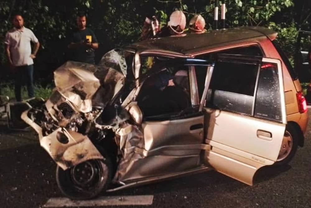 Keadaan kereta jenis Perodua Kancil dinaiki empat lelaki yang mengorbankan seorang daripada mereka dalam nahas dekat Kuala Kangsar, malam Sabtu. - Foto Bomba Perak