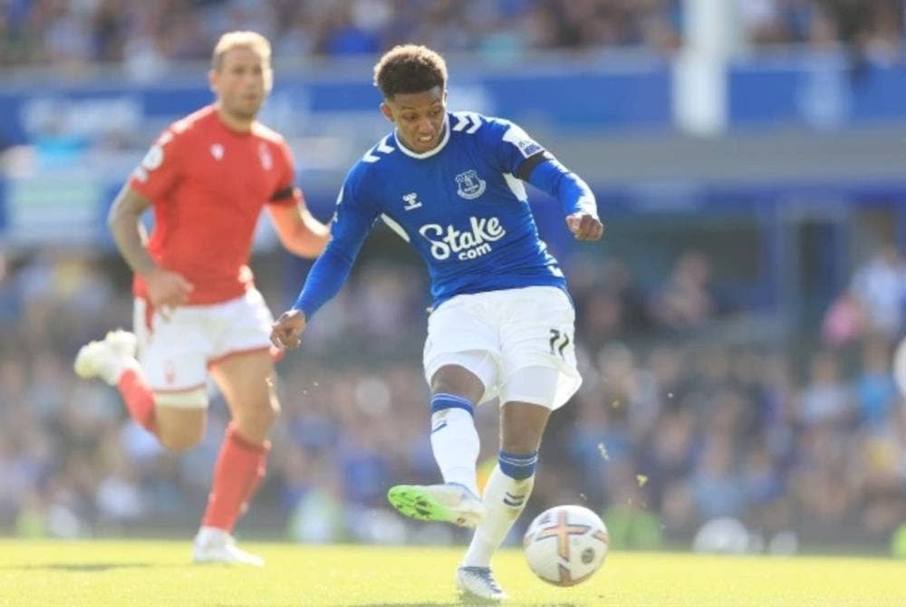 Gray tenang mengawal bola sebelum merembat gol penyamaan Everton pada perlawanan berkenaan. - Foto Getty Images.