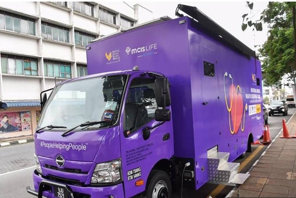 ‘Purple Truck’ akan memberikan saringan kanser percuma bagi warga luar bandar dan pedalaman di seluruh negara. - Foto Bernama