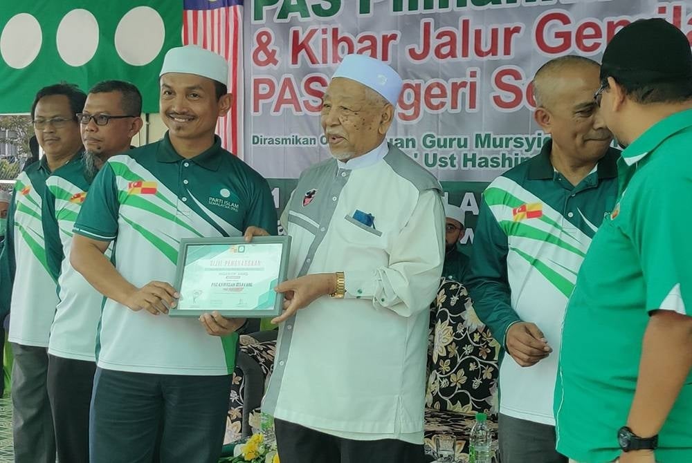 Hashim (tiga dari kanan) menyampaikan sijil penghargaan insentif khas kepada wakil Pas pada Majlis Pelancaran Kempen Pas Pilihanku 4.0 dan Kibar Jalur Gemilang Pas Negeri Selangor di Dataran Markas Pas Kawasan Sungai Besar, Kampung Simpang Lima di sini pada Ahad.