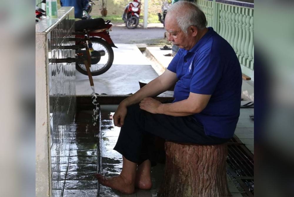 Gambar dimuat naik Najib di laman Facebooknya menunjukkan beliau sedang mengambil wuduk di masjid.