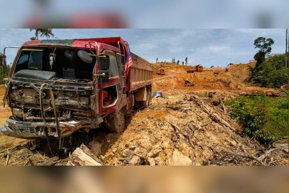 Keadaan lori dipandu mangsa yang terjunam dalam kejadian di kawasan Pembinaan Tapak Projek Landasan Rel Pantai Timur (ECRL) dekat Kampung Merchang, Marang pada Ahad.
