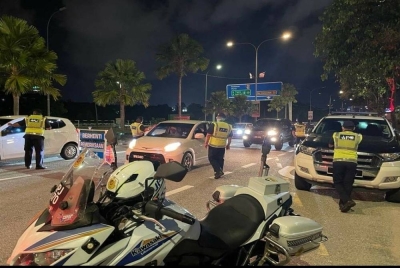 Pegawai penguat kuasa JPJ Pahang melakukan pemeriksaan terhadap kenderaan dalam Ops Pengarah JPJ Pahang di Jalan Tanjung Lumpur di sini,Jumaat lalu. Foto: FB JPJ Pahang.