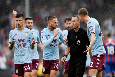 Sebahagian pemain Aston Villa mengerumui pengadil Andy Madley bagi membantah keputusannya memberikan sepakan penalti. - Foto The Telegraph