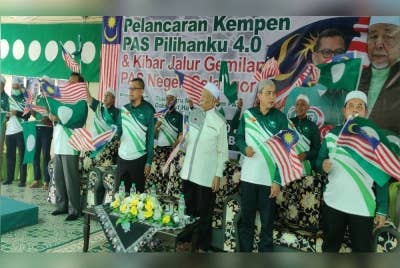 Ahmad Yunus (empat dari kanan) bersama-sama menyemarak kemerdekaan pada Majlis Pelancaran Kempen Pas Pilihanku 4.0 dan Kibar Jalur Gemilang Pas Negeri Selangor di Dataran Markas Pas Kawasan Sungai Besar, Kampung Simpang Lima pada Ahad.