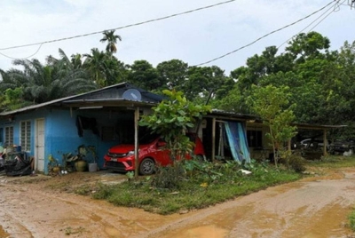 Keadaan di sekitar Kampung Laut Batu 10, Skudai selepas dinaiki air sehingga lebih satu meter akibat banjir kilat pada Sabtu. - Foto Bernama