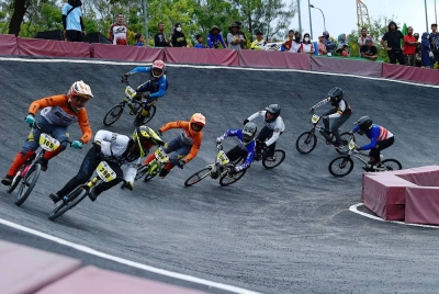 Para pelumba ketika beraksi pada Kejohanan Lumba Basikal BMX Antarabangsa Malaysia 2022 di Arena BMX Nasional, Negeri Sembilan hari ini. Foto Bernama
