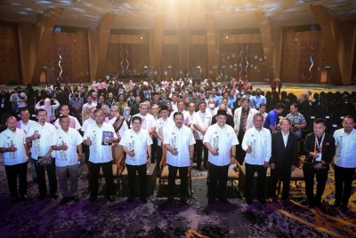 Mohd Zuki (tengah) bergambar bersama para peserta ketika menghadiri majlis penutup program Simposium Keluarga Malaysia 'Pencapaian dan Harapan' di Dewan Perdana Pusat Konvensyen Antarabangsa Putrajaya (PICC) pada Ahad. - Foto Bernama 