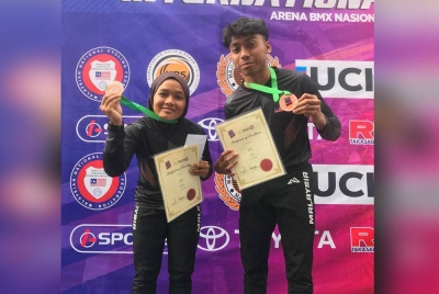 Eddyna (kiri) dan Saniy menunjukkan pingat gangsa yang dimenangi mereka pada Kejohanan Lumba Basikal Antarabangsa Malaysia 2022 pada Ahad.