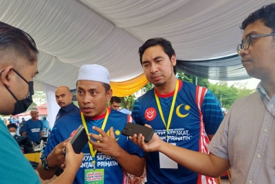 Ahmad Fadhli (dua dari kiri) pada Himpunan Anak Muda Kelantan Sempena Ulang Tahun Kedua PN di Dataran Warisan Stadium Sultan Muhammad IV, Kota Bharu pada Ahad.