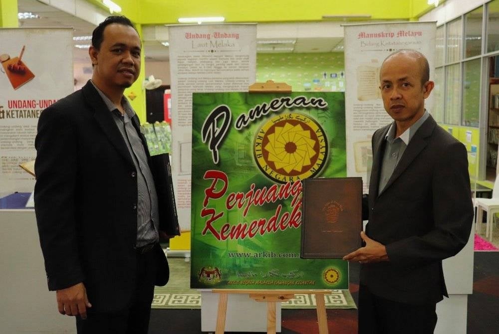 Mohd Shamsul (kanan) mengundang orang ramai mengunjungi PPAK sempena program semarak kemerdekaan dan pameran manuskrip Melayu bermula Ahad hingga 30 Ogos ini.