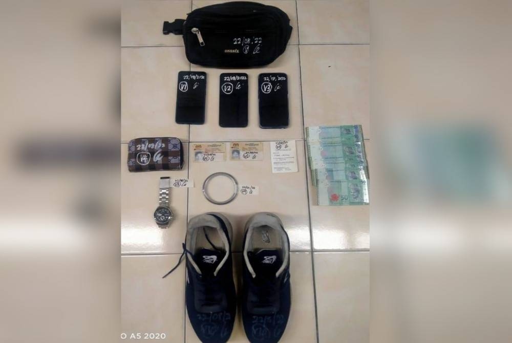 Antara barangan yang dirampas bagi membantu siasatan kes samun dan rogol.