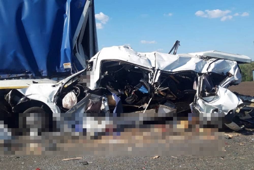 Keadaan bas mini yang remuk teruk setelah dilanggar oleh dua trak dalam kemalangan di Nikolayevka, Rusia. - Foto AFP