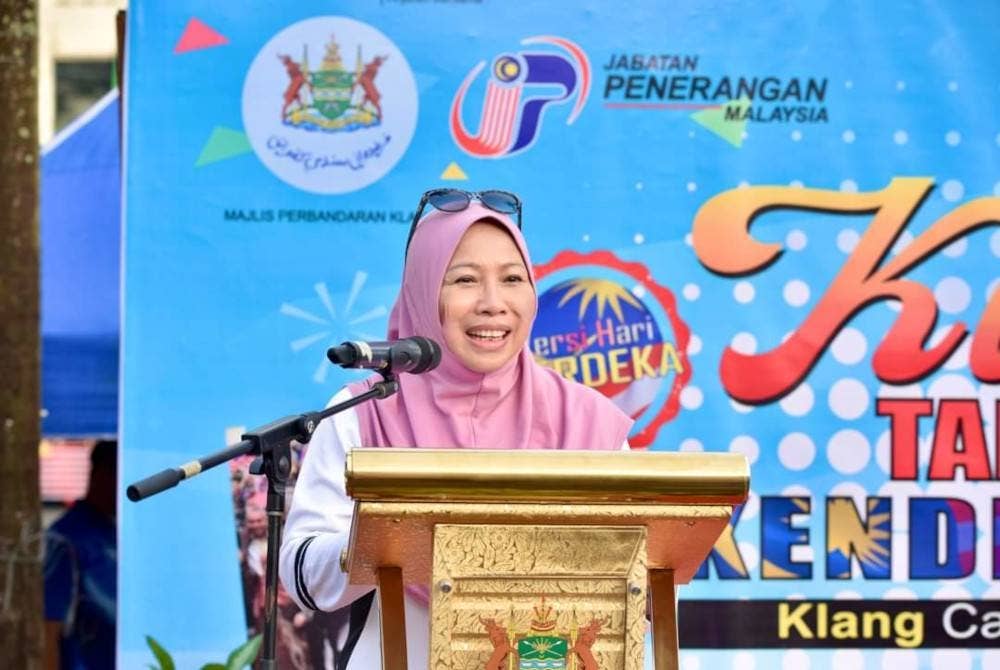 Noraini berucap merasmikan Hari Klang Tanpa Kenderaan di Padang Laman Seri, Klang pada Ahad.